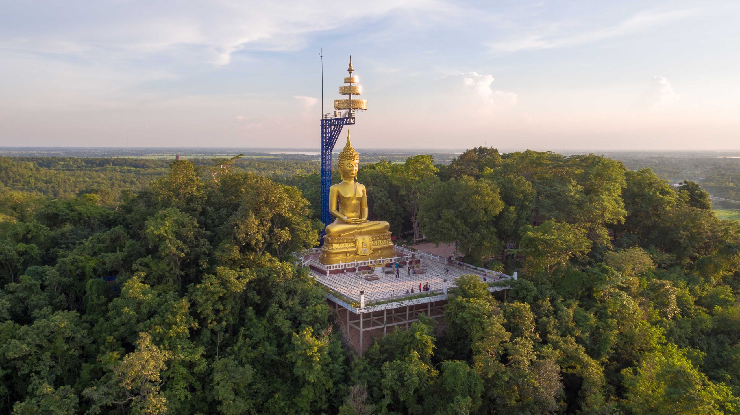 2. แห่ผ้าขึ้นภูเขาไฟ น้อมใจไหว้พระใหญ่ ไปเที่ยวลานวัฒนธรรม