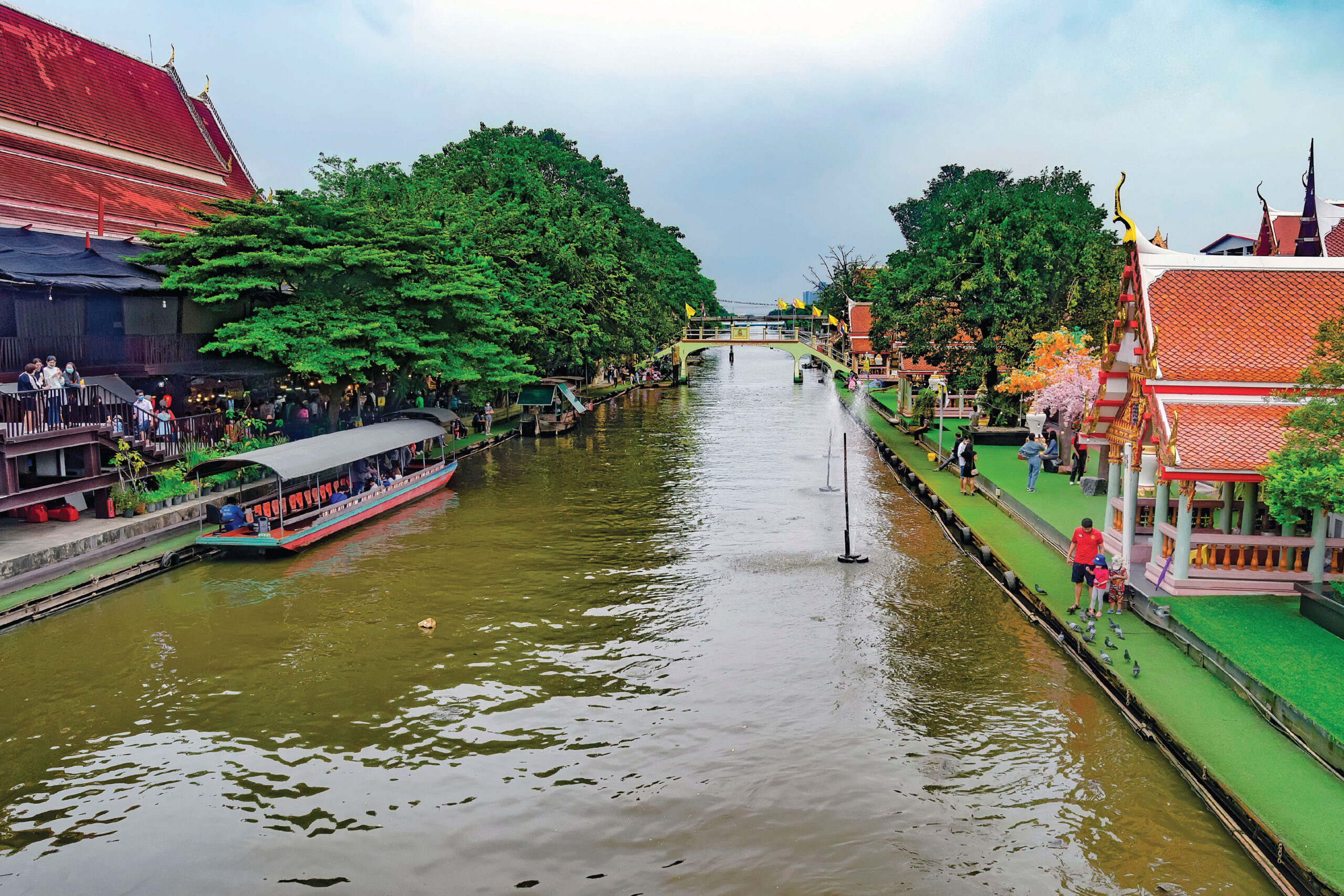 The Vibrant and Classic “Kwan-Riam” Floating Market