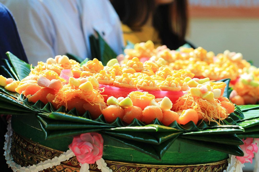Can married couples or singles eat the sweets from the Khan Mak?