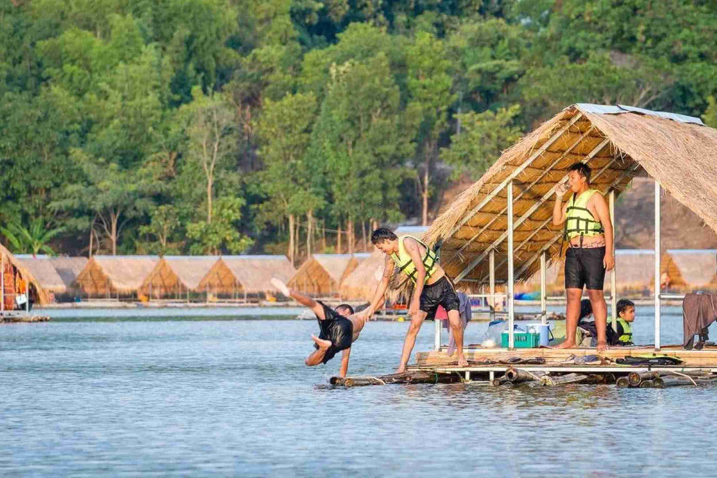 ล่องแพสนุกสนาน เที่ยวสงกรานต์ที่หมู่บ้านแก่งไฮ พิษณุโลก