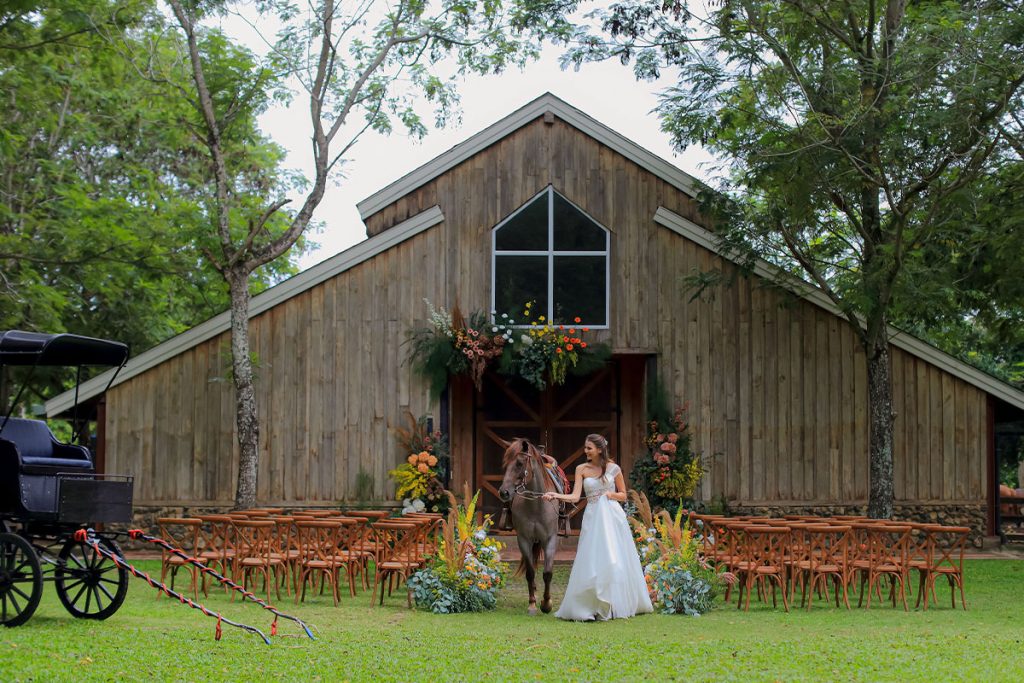 เจาะลึกเทรนด์ Barn Wedding เนรมิตสถานที่จัดงานแต่งเขาใหญ่สไตล์โรงนาคันทรีให้หรูหราน่าประทับใจ